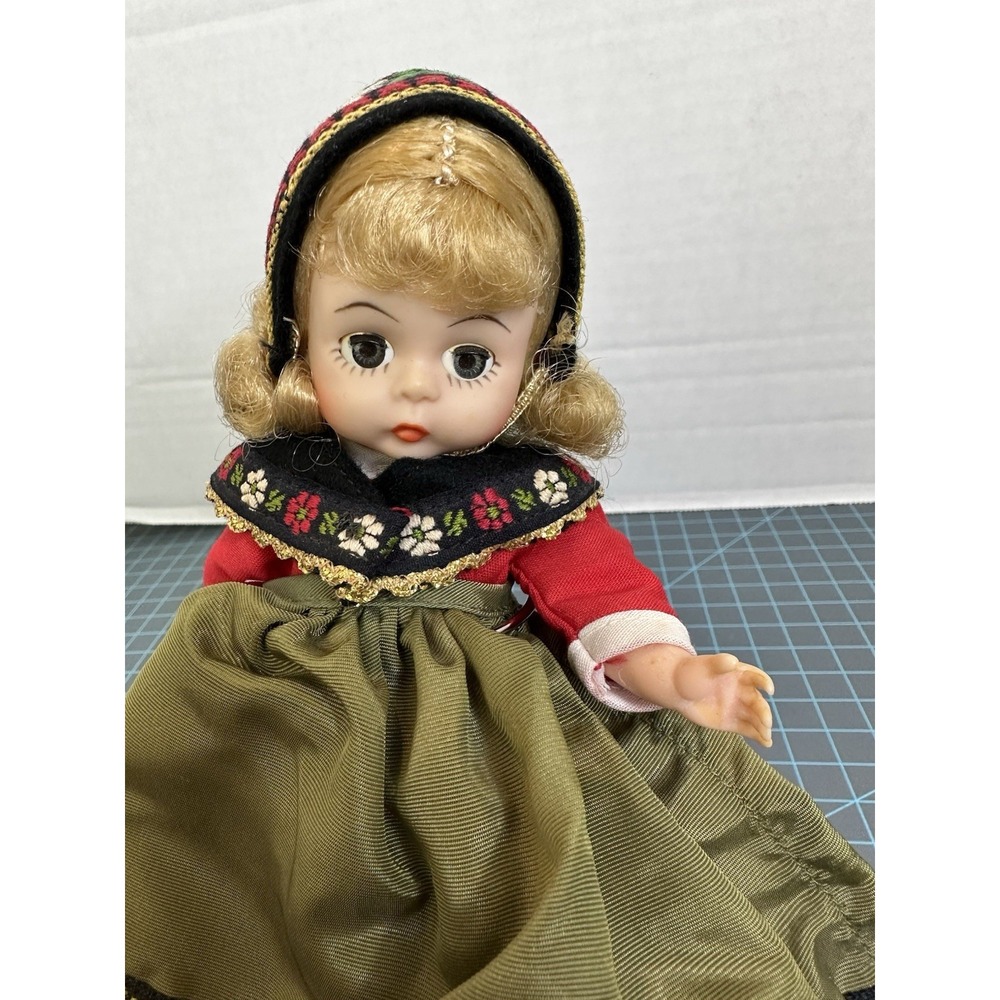 Vintage Madame Alexander SWEDEN Doll Restrung #592, 8" tall Sleepy eyes